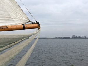 Das Tjalk 'Vertrouwen' auf dem weg zum IJsselmeer. Foto Sybylle Kroon