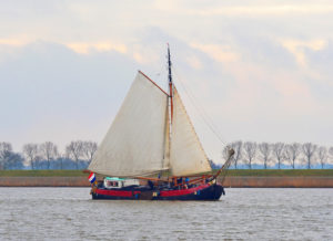 Das Tjalk 'Vertrouwen' auf dem weg zum IJsselmeer. Foto Sybylle Kroon