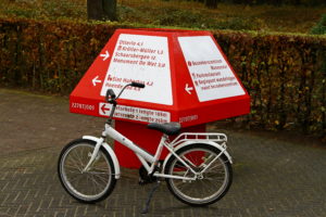Weise Fahrrad bei grosser Pilz. Foto Sybylle Kroon