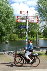 Sybylle auf dem Fahrad entlang der Maas in Nordlimburg. 