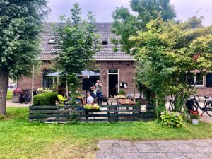 Terrasse 't Haasje Warmond. Foto Sybylle Kroon